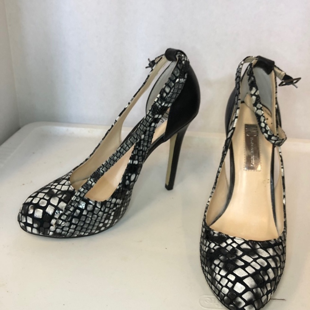 INC LuceyP Bla/White , 4” heel, 1” platform, size 6